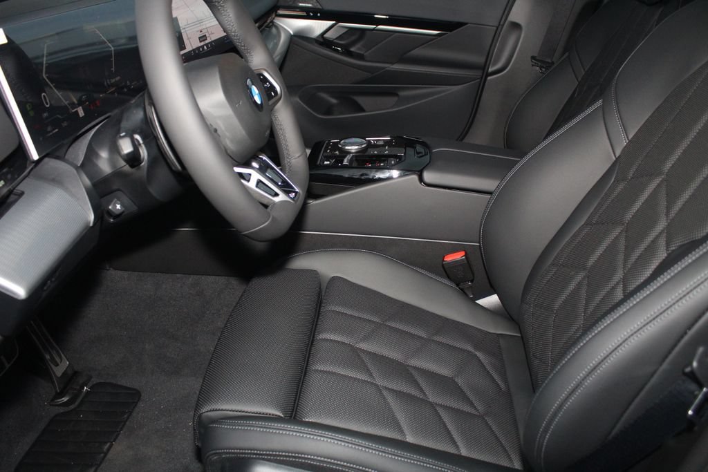 Used 2026 BMW 530i xDrive w/ M Sport Package AWD/4WD image 19