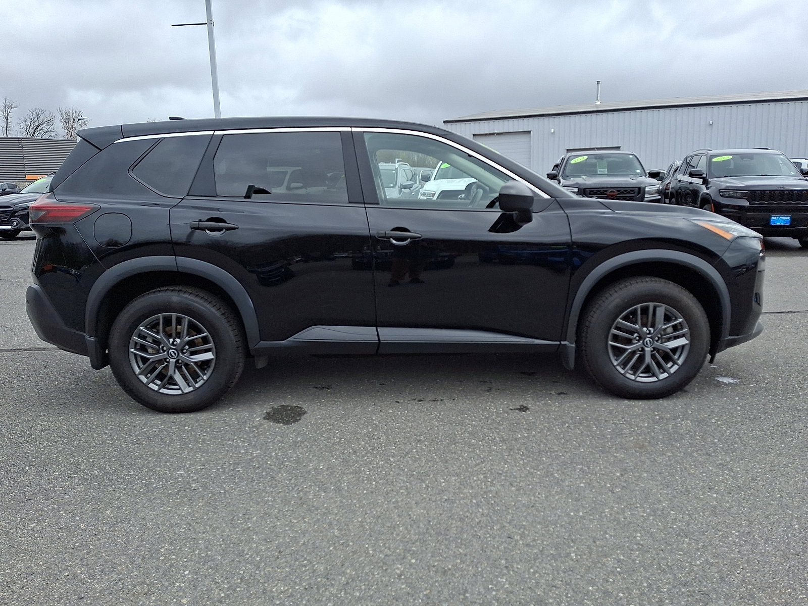 Used 2023 Nissan Rogue S AWD/4WD image 7