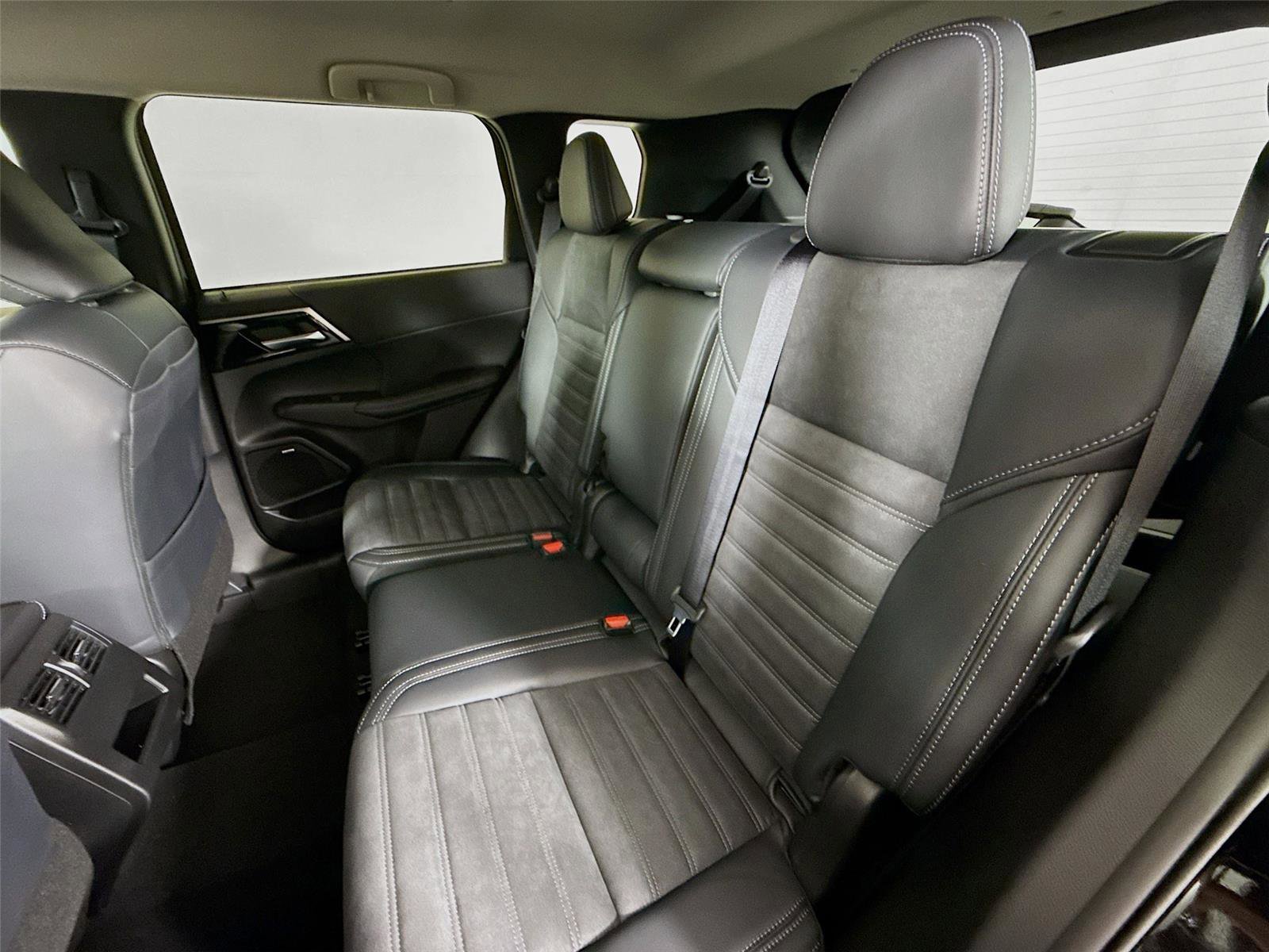 New 2026 Mitsubishi Outlander SE image 16