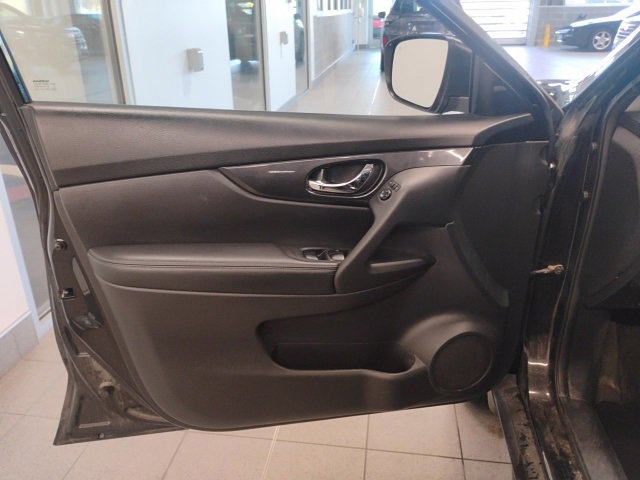 Used 2020 Nissan Rogue SV image 14