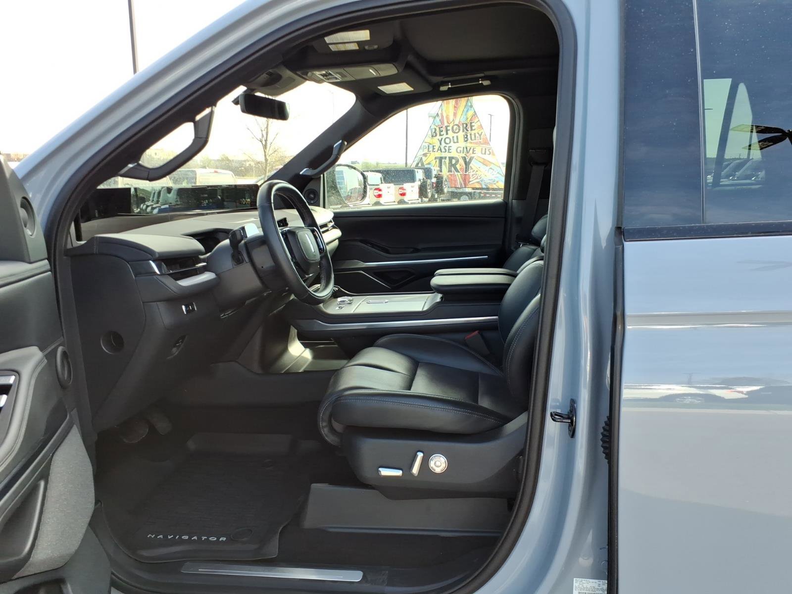 Used 2025 Lincoln Navigator Reserve w/ Jet Appearance Package image 12