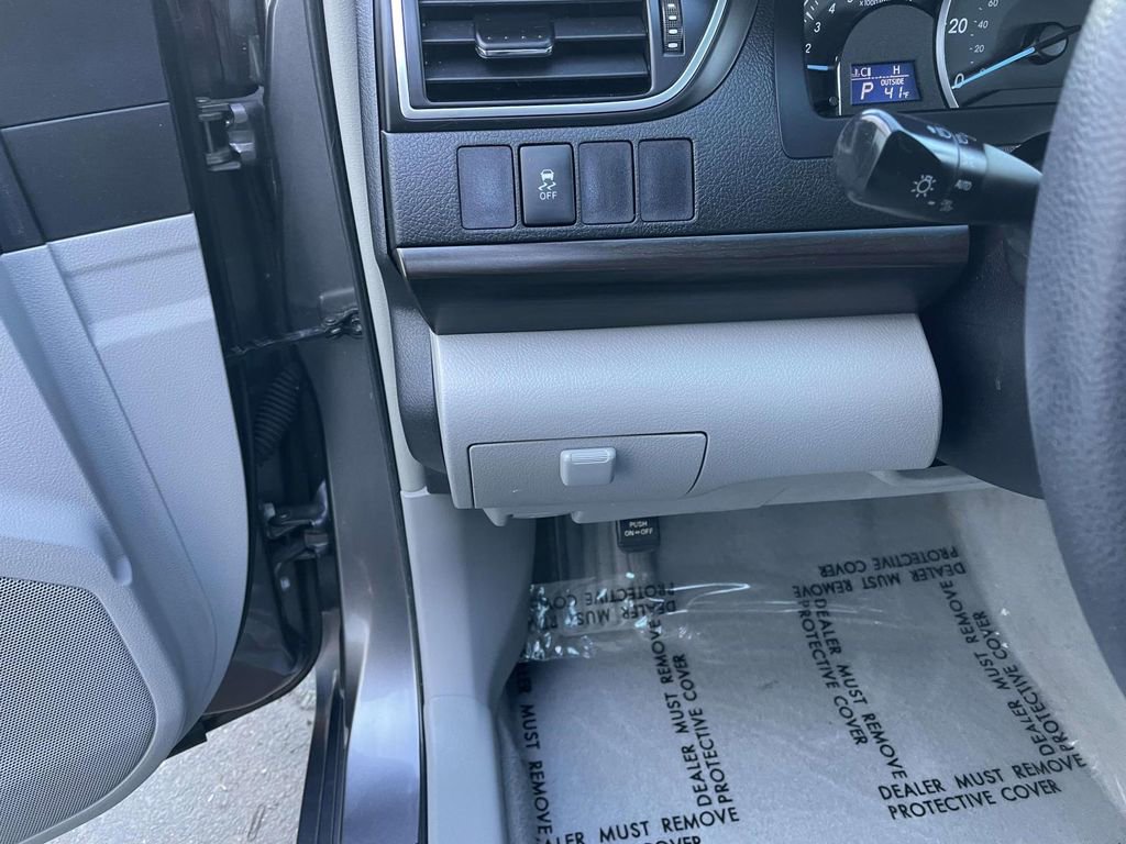 Used 2015 Toyota Camry LE image 30