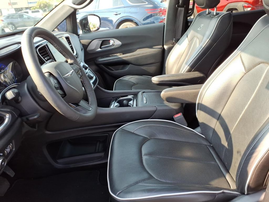 Certified 2025 Chrysler Pacifica Limited FWD image 10