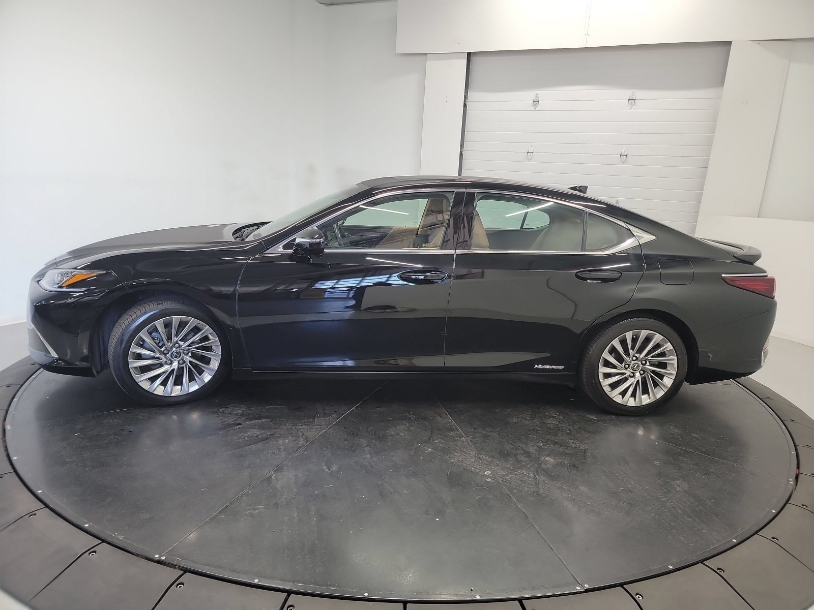 Used 2022 Lexus ES 300h w/ Accessory Package FWD image 4