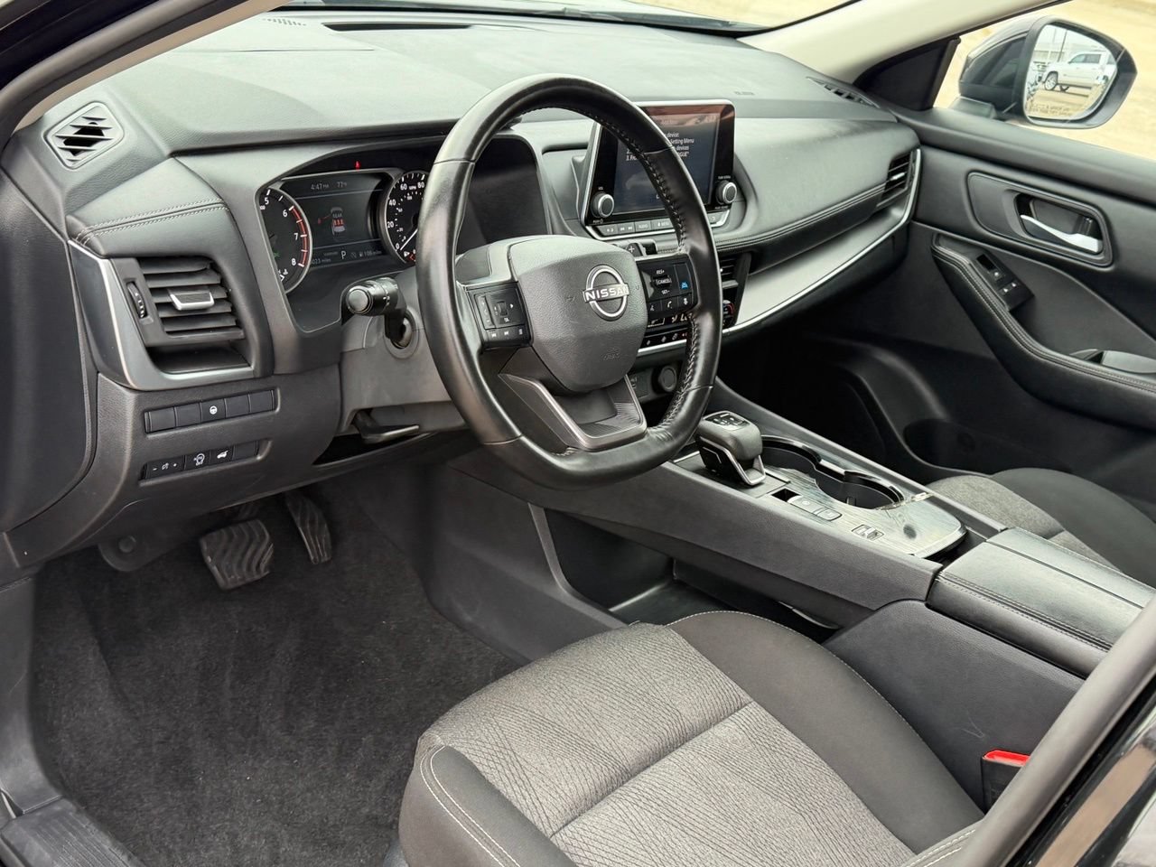 Certified 2025 Nissan Rogue SV FWD image 14