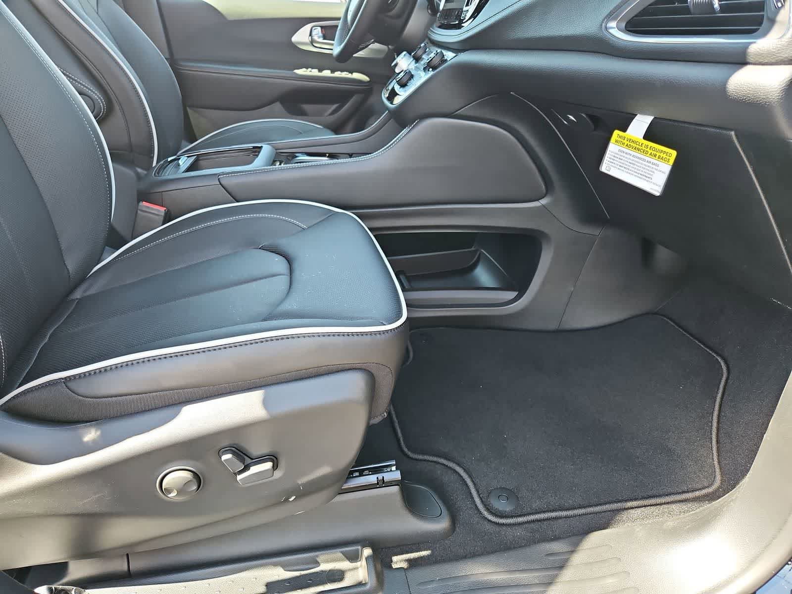 New 2026 Chrysler Pacifica Limited AWD/4WD image 21
