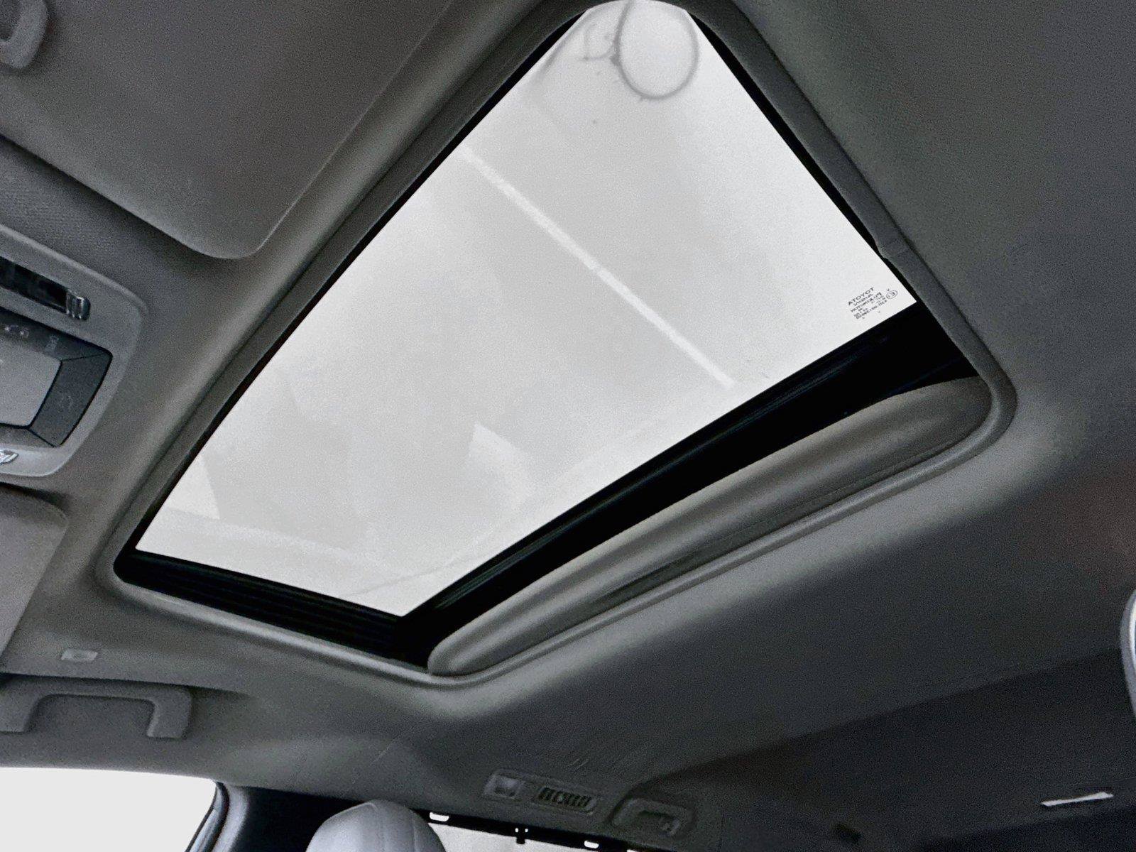 Certified 2026 Toyota Sienna XLE FWD image 6