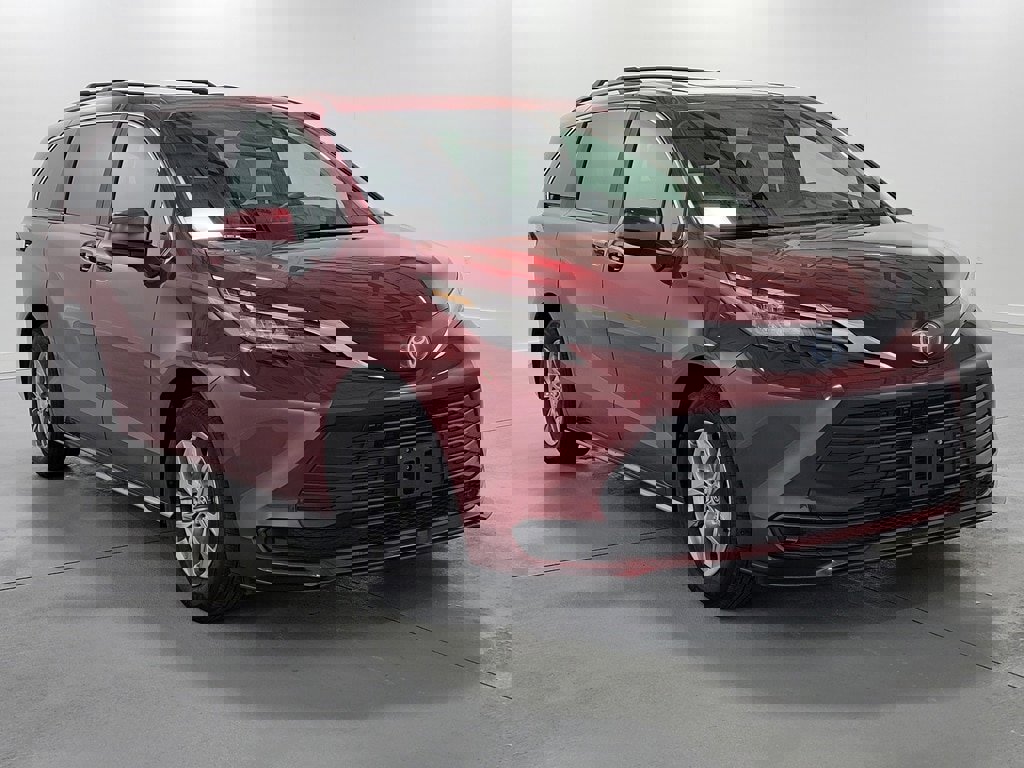 Used 2025 Toyota Sienna LE w/ LE Plus Package image 2