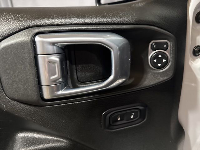 Used 2025 Jeep Wrangler Unlimited Rubicon AWD/4WD image 3