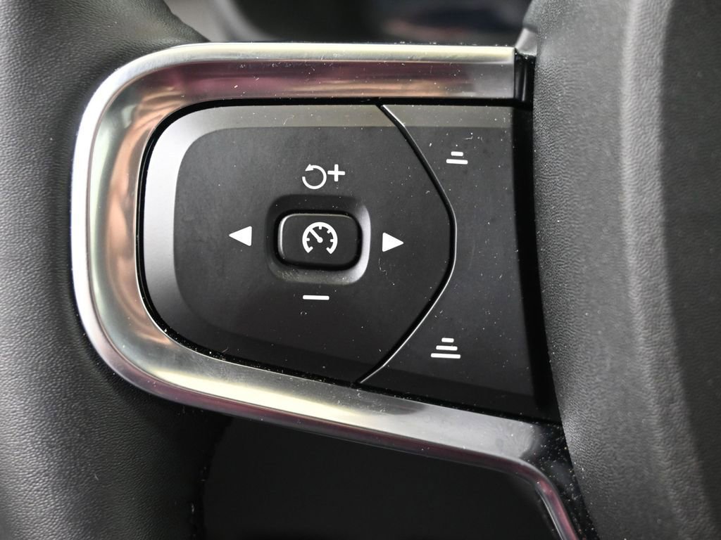 Certified 2025 Volvo XC40 B5 Core image 24