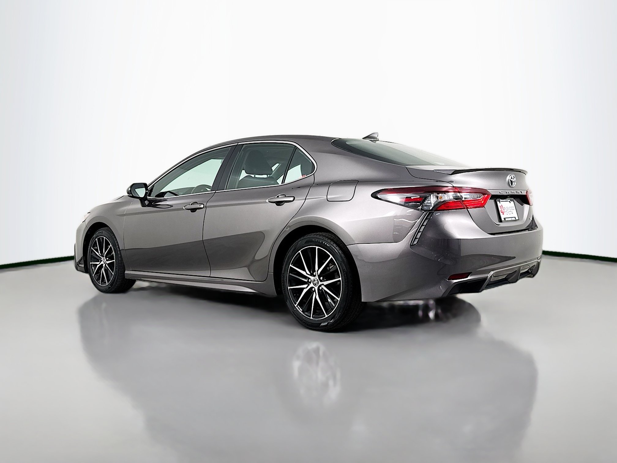 Used 2023 Toyota Camry SE FWD image 5