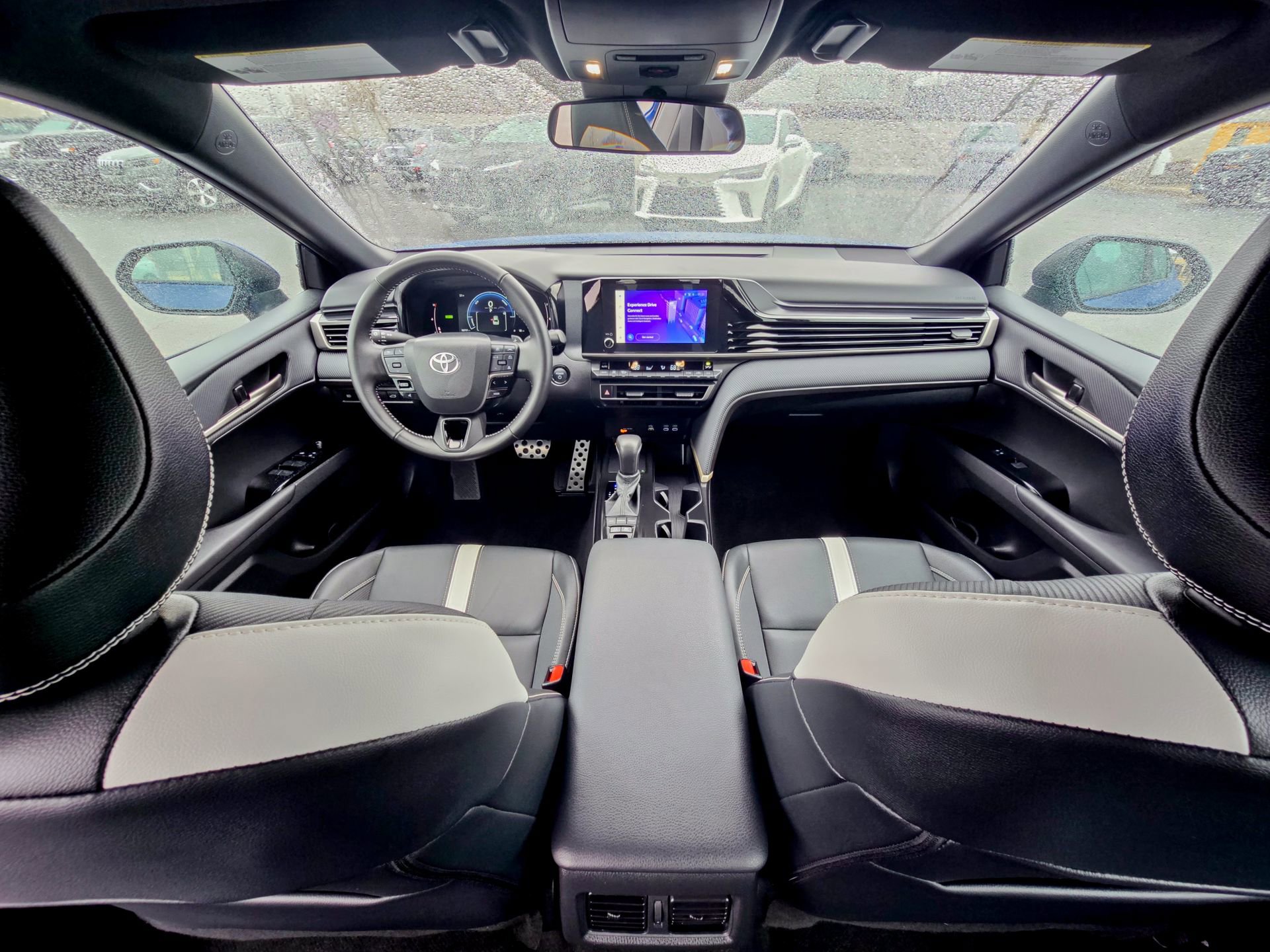 Used 2025 Toyota Camry SE image 2