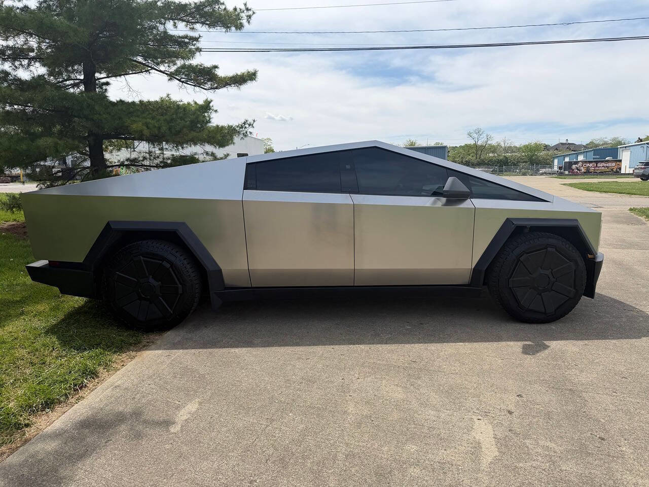 Used 2024 Tesla Cybertruck AWD Crew Cab image 4