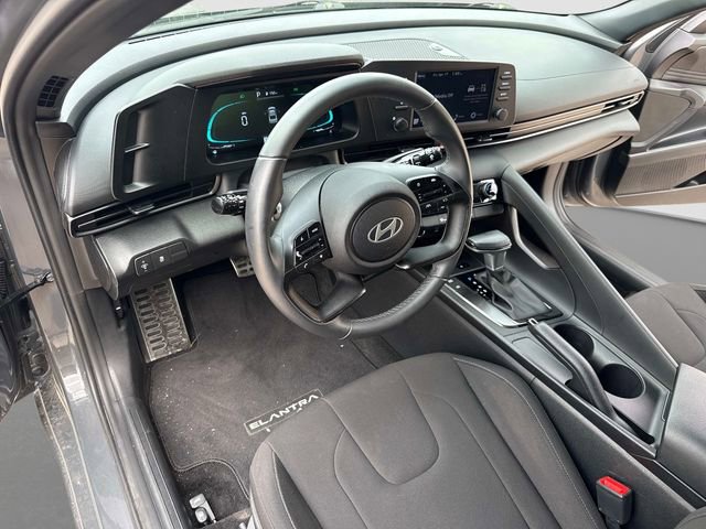 Certified 2025 Hyundai Elantra Sport FWD image 13