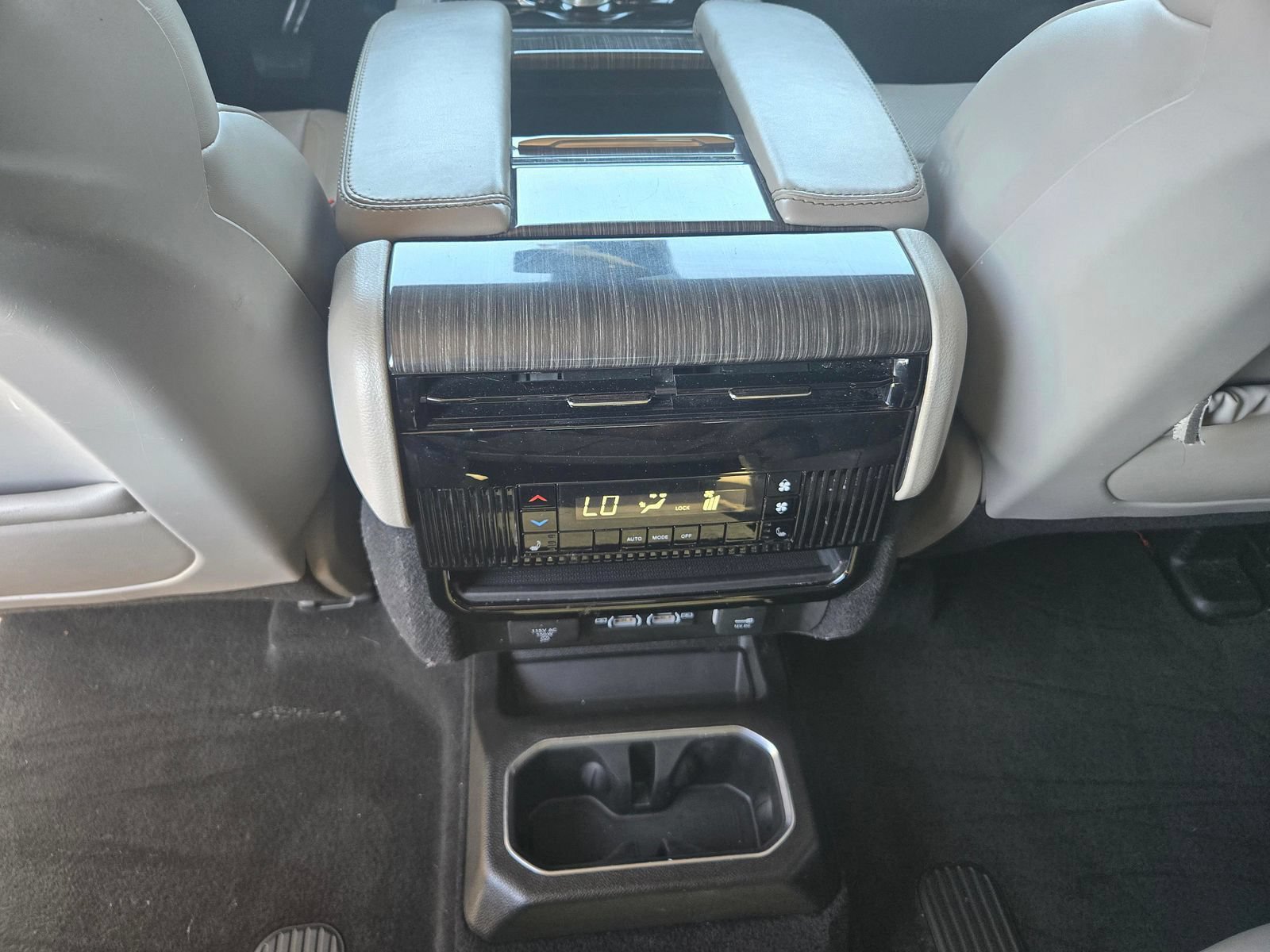 Used 2022 Jeep Wagoneer Series II w/ Premium Group I AWD/4WD image 7