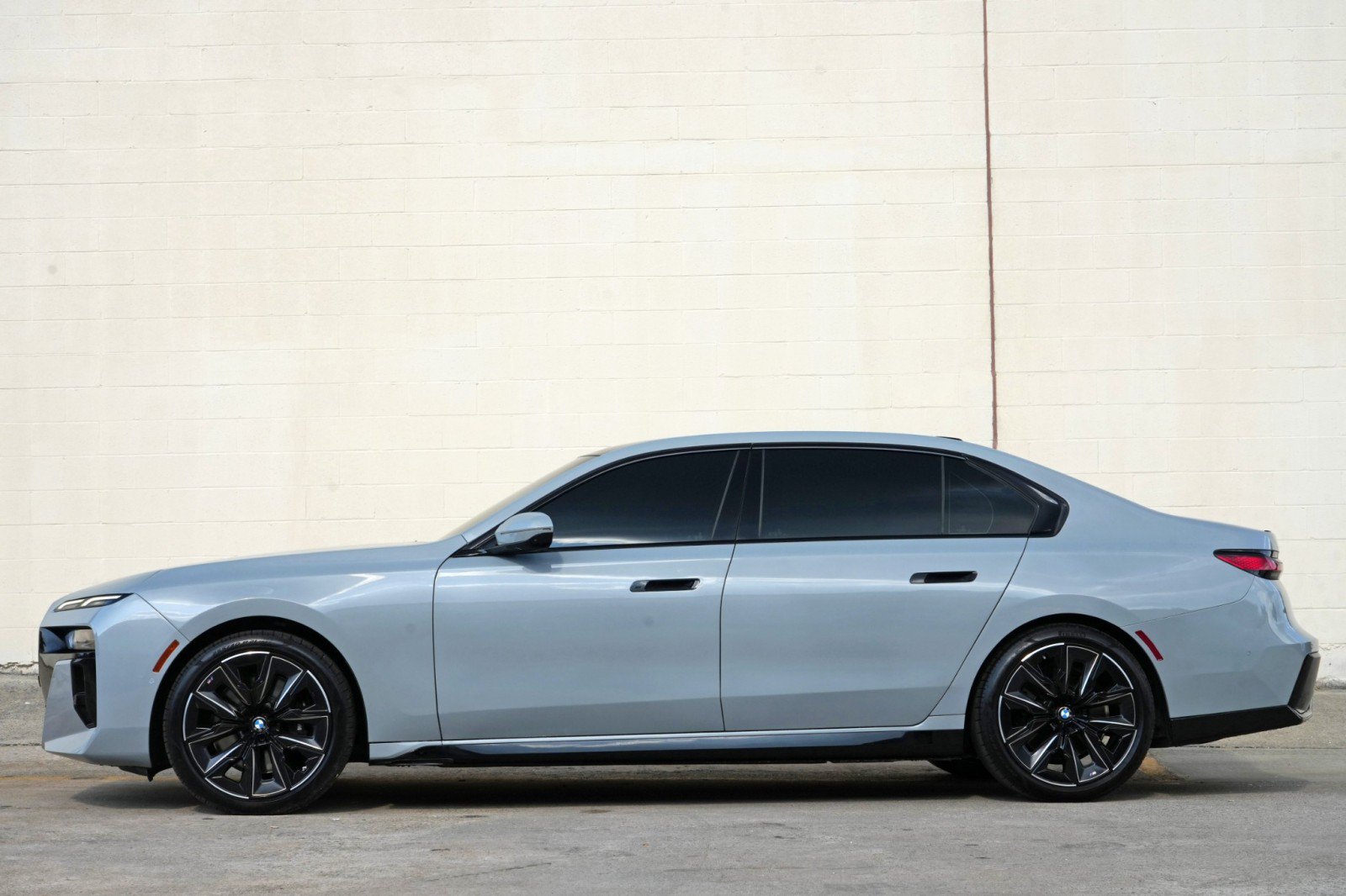 Used 2023 BMW 740i RWD image 9