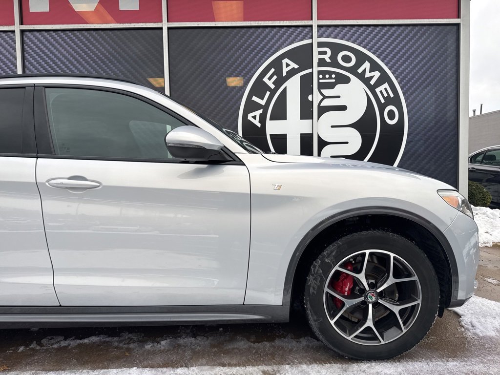 Used 2023 Alfa Romeo Stelvio Ti image 4