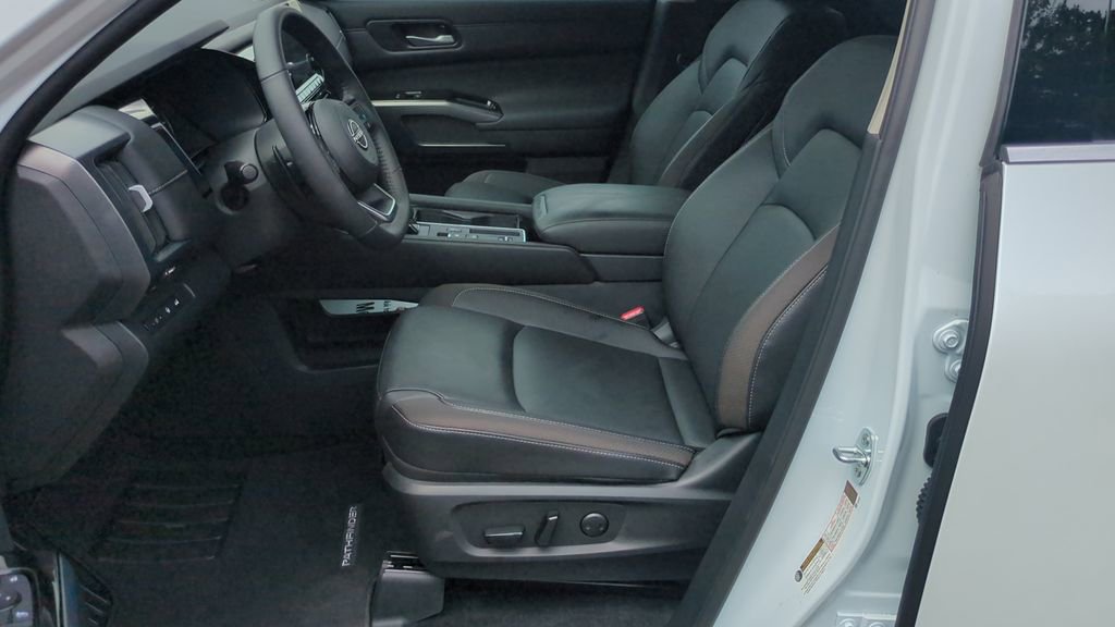 Used 2025 Nissan Pathfinder SL FWD image 11