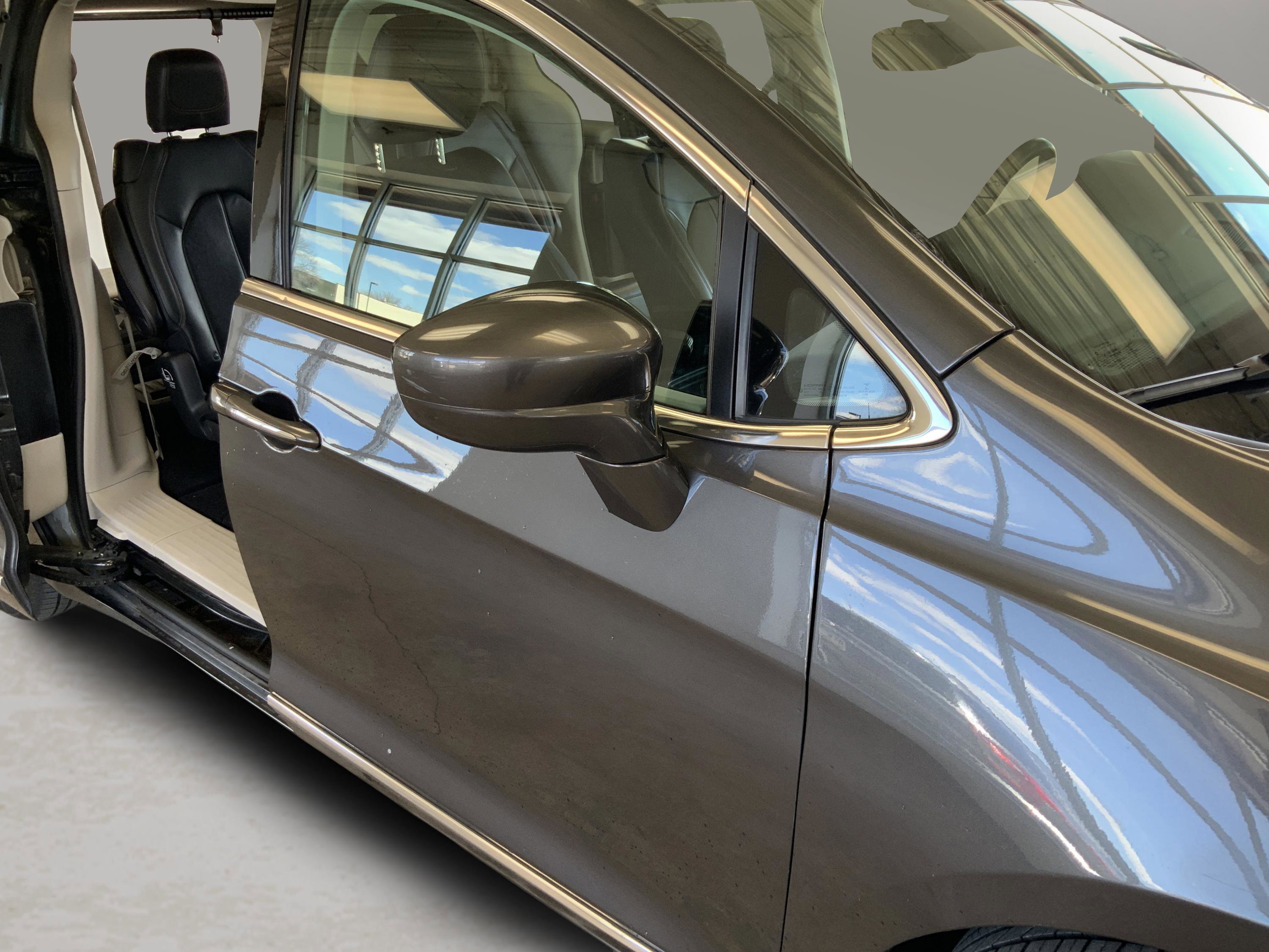 Used 2017 Chrysler Pacifica Touring-L FWD image 32