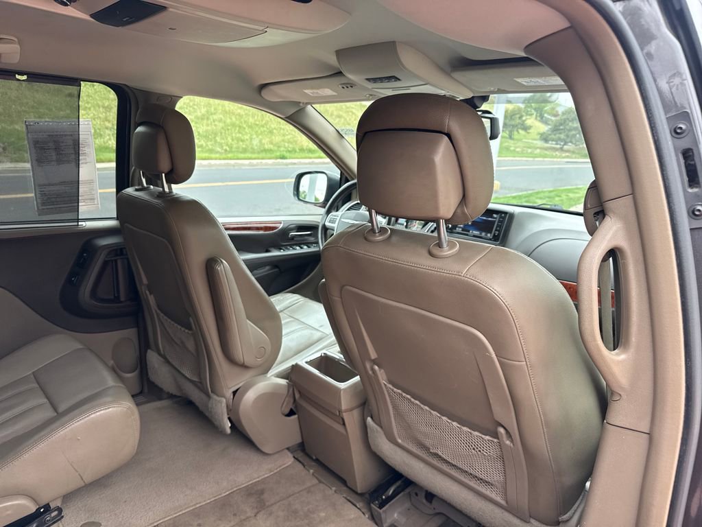 Used 2015 Chrysler Town & Country Touring-L w/ Driver Convenience Group FWD image 31