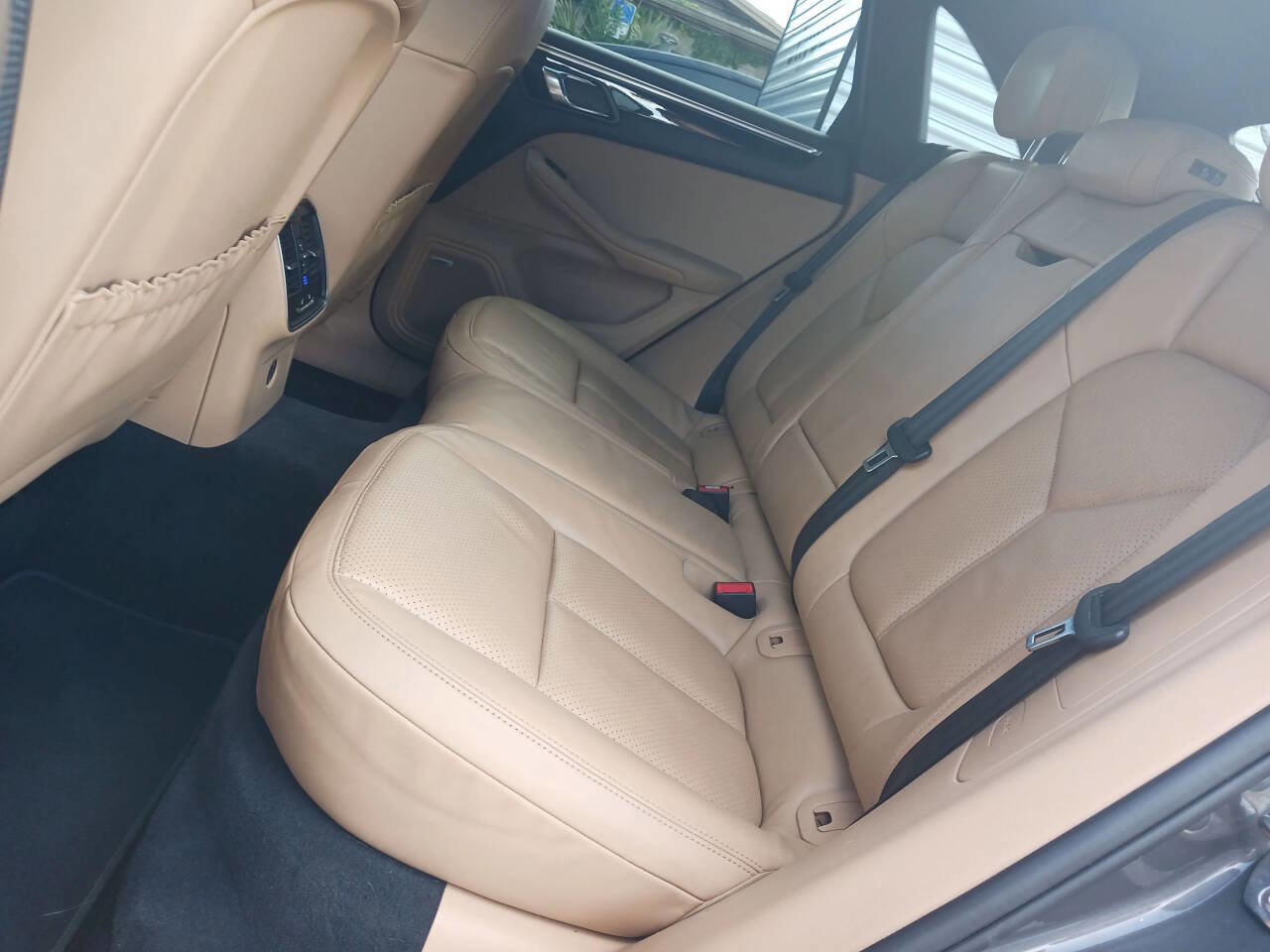 Used 2017 Porsche Macan image 32