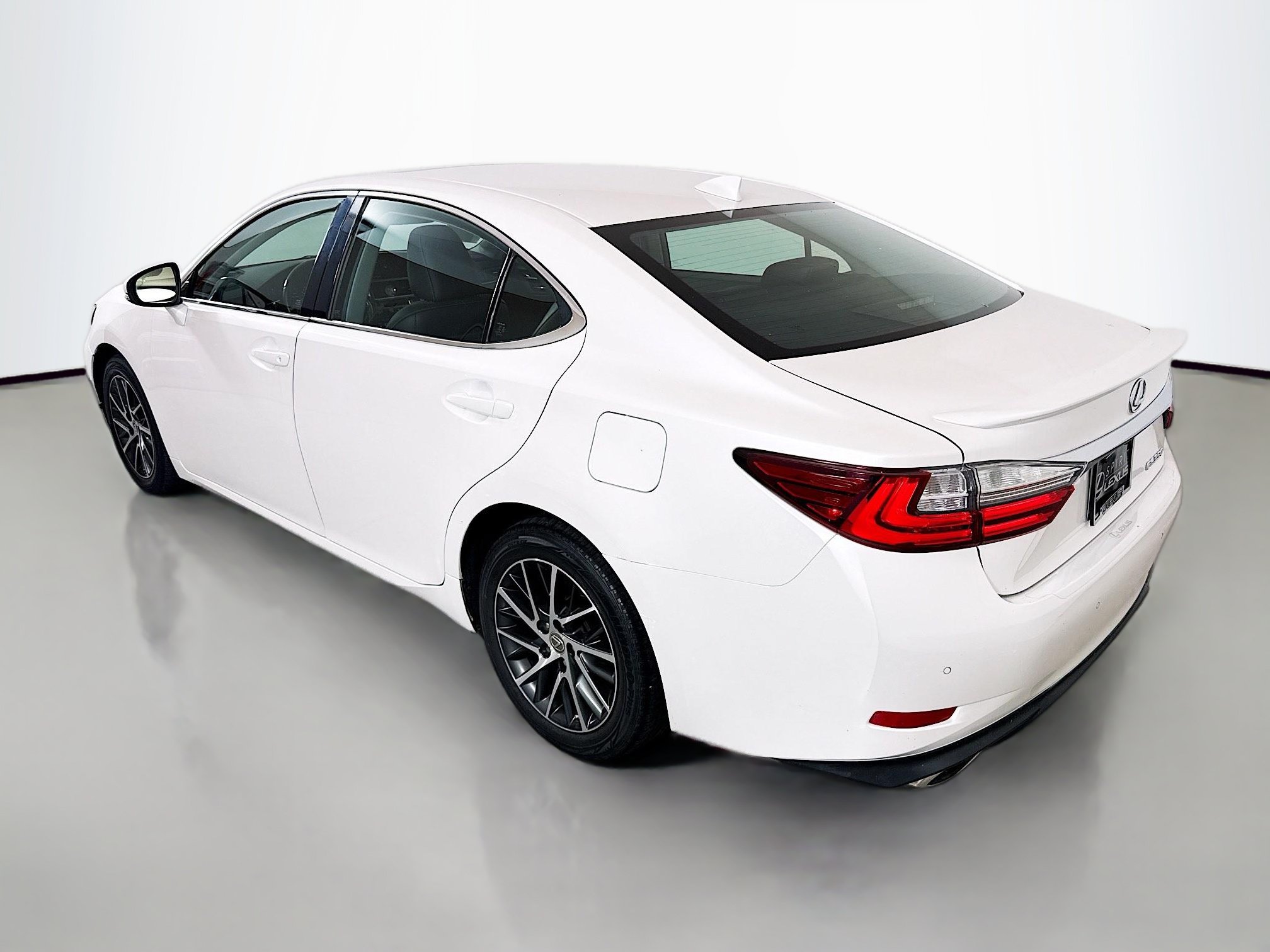 Used 2016 Lexus ES 350 w/ Luxury Package w/Wood Trim FWD image 5