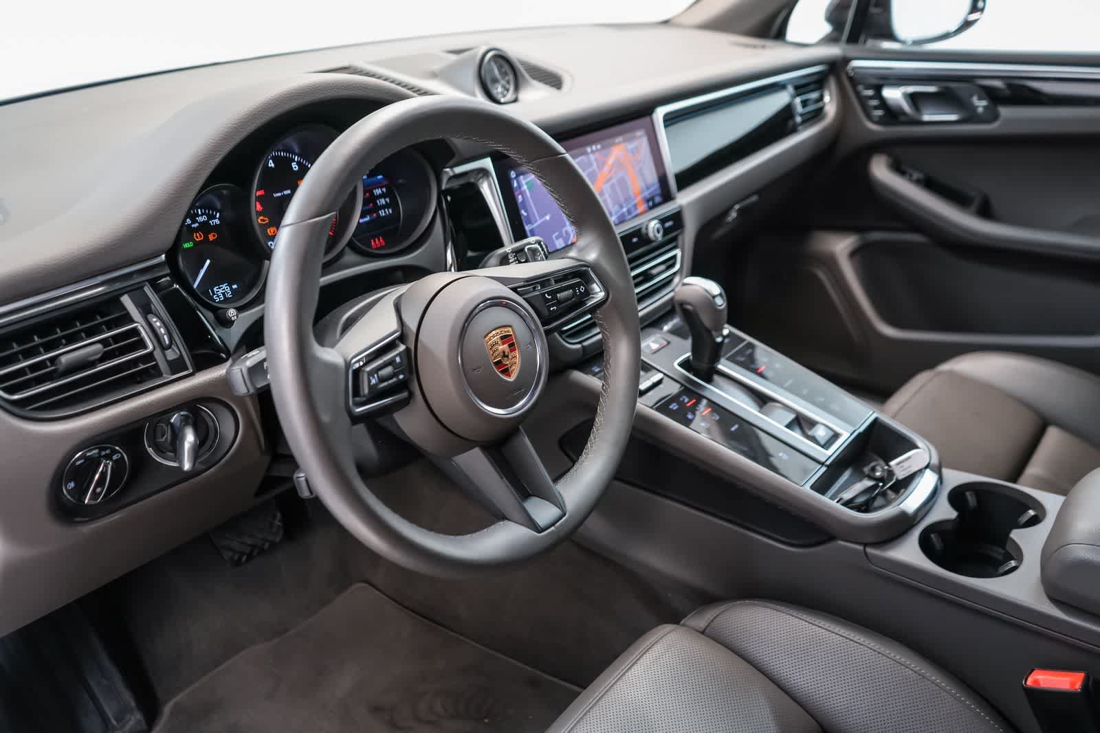 Certified 2024 Porsche Macan AWD/4WD image 4