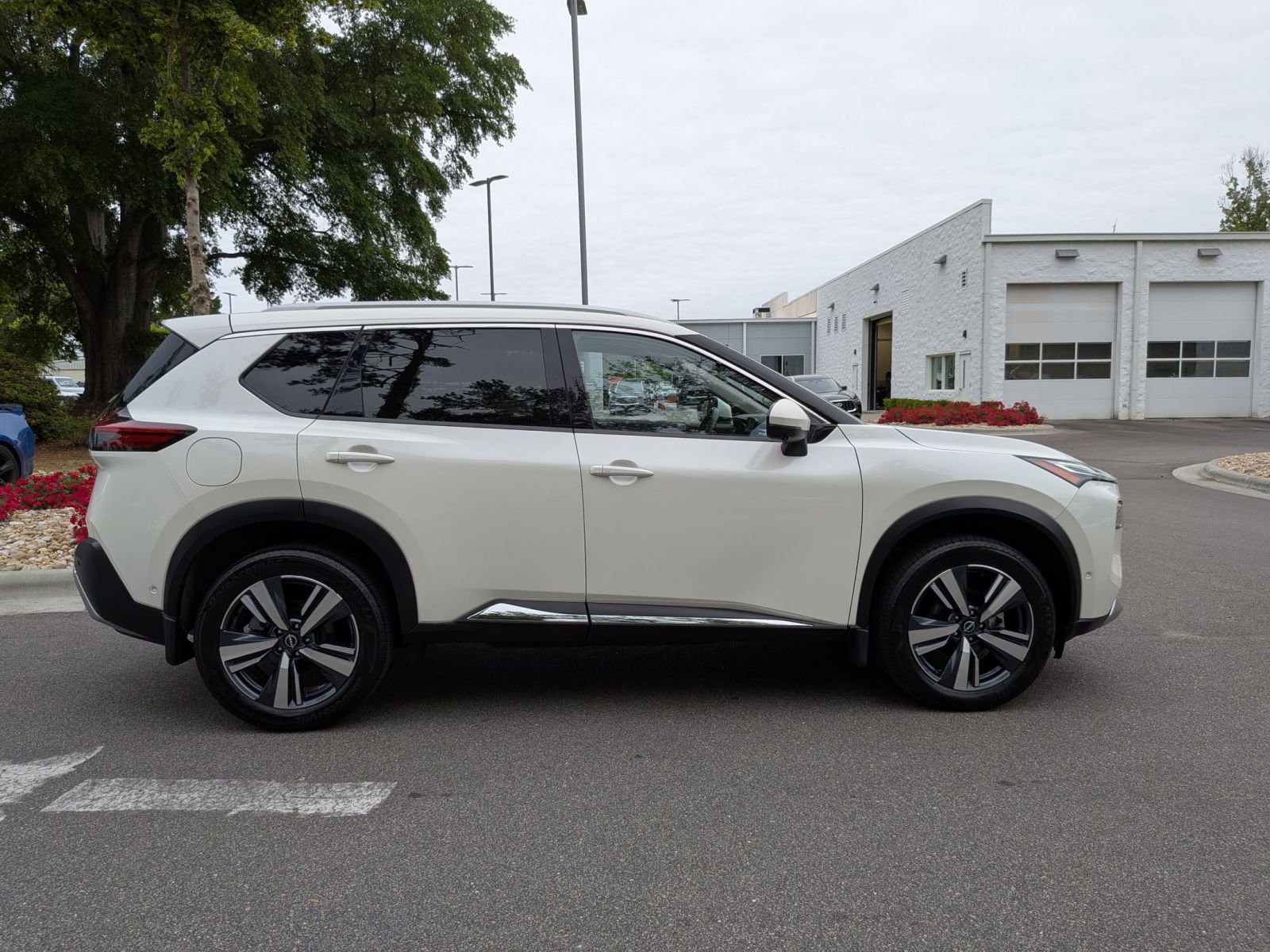 Used 2023 Nissan Rogue Platinum w/ Platinum Premium Package AWD/4WD image 2