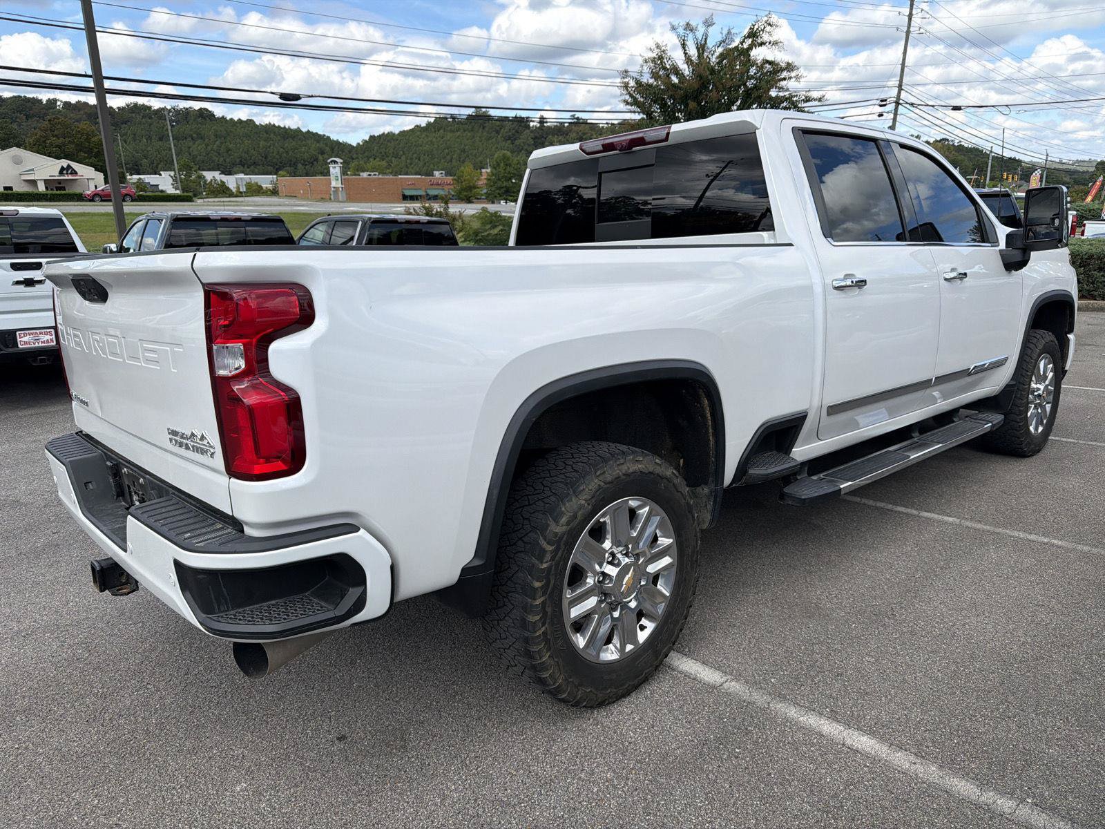 Used 2024 Chevrolet Silverado 2500 High Country w/ Technology Package AWD/4WD image 4
