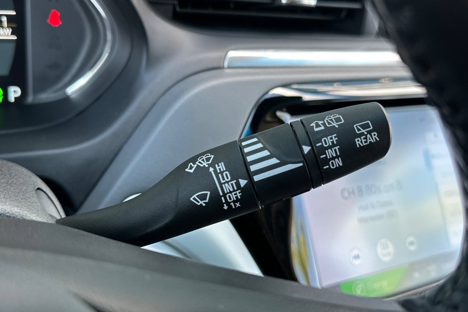 Used 2020 Chevrolet Bolt Premier w/ Infotainment Package FWD image 33