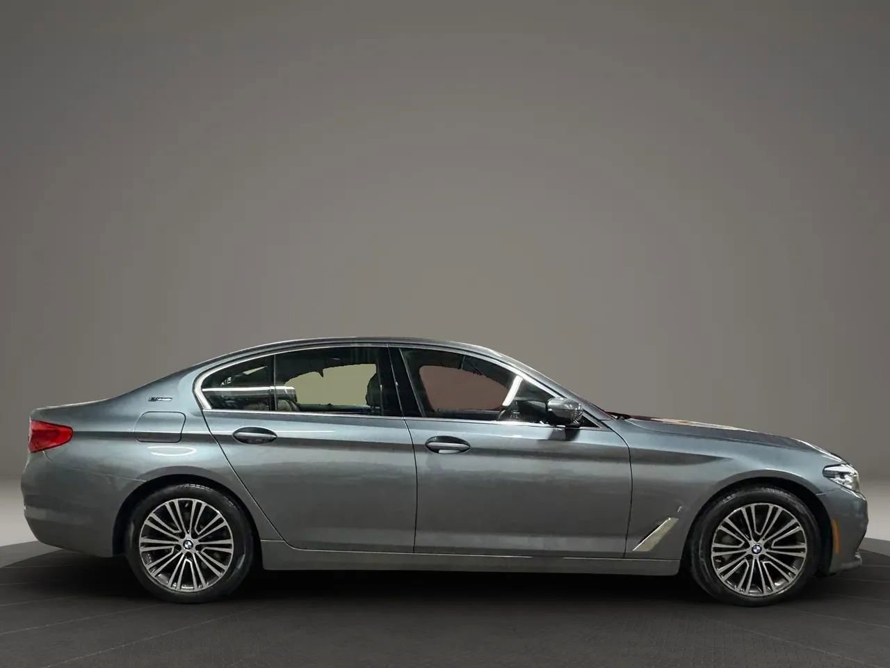 Used 2019 BMW 530e xDrive w/ Convenience Package image 6