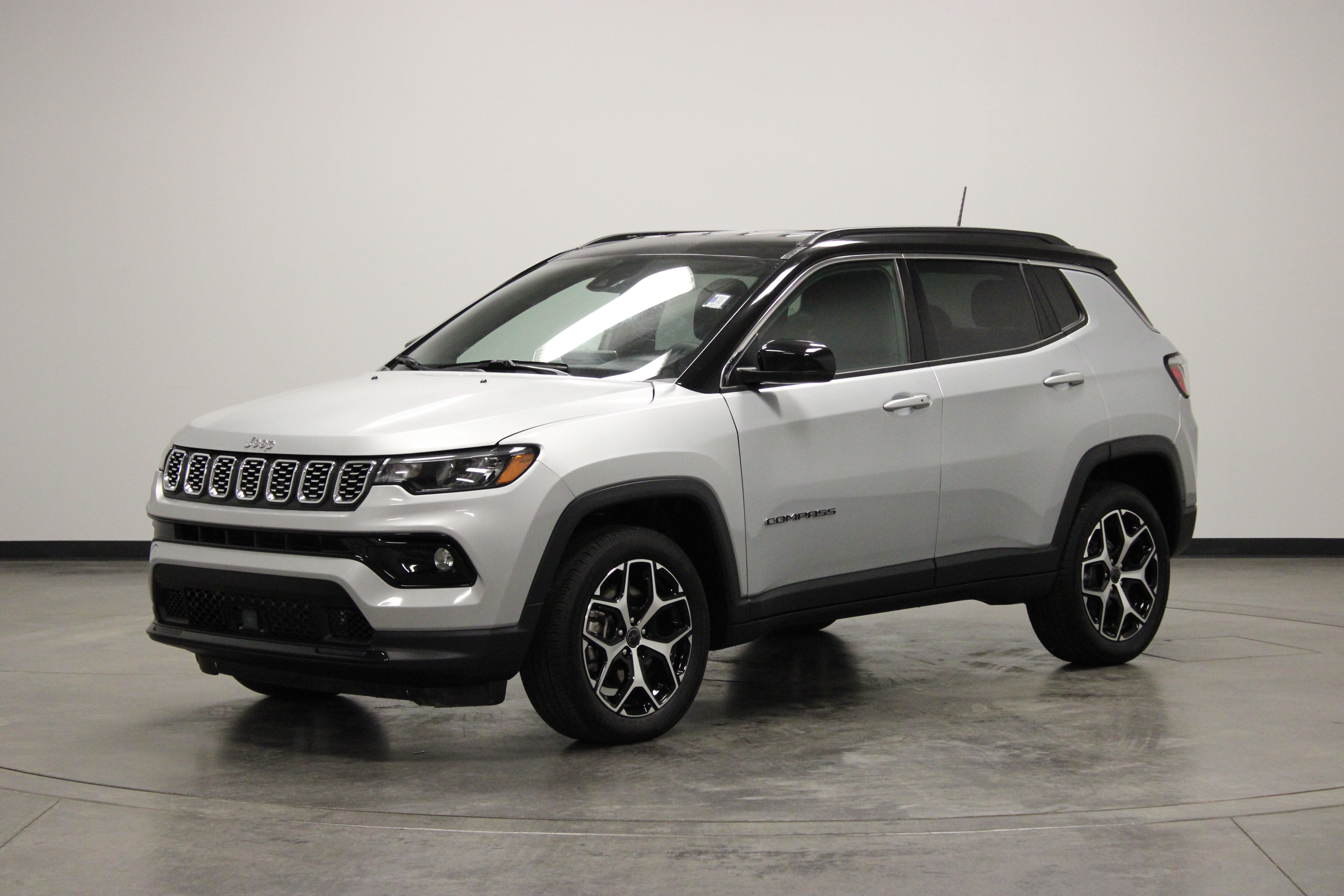 Used 2025 Jeep Compass Limited AWD/4WD image 4