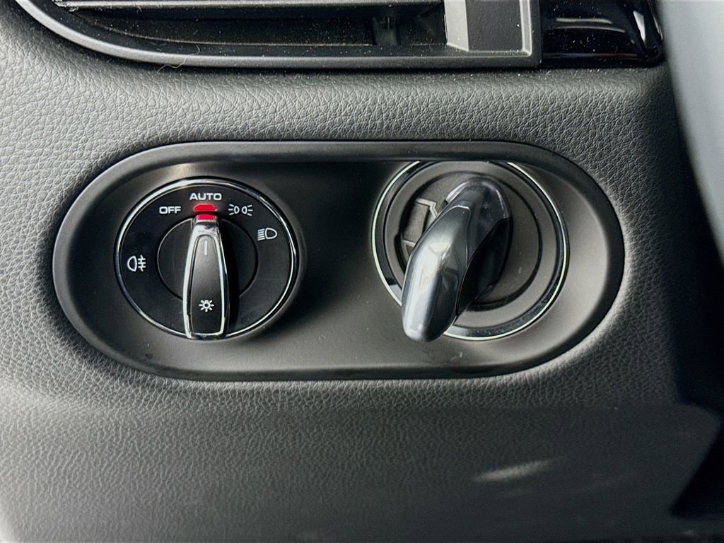 Certified 2025 Porsche Macan image 14