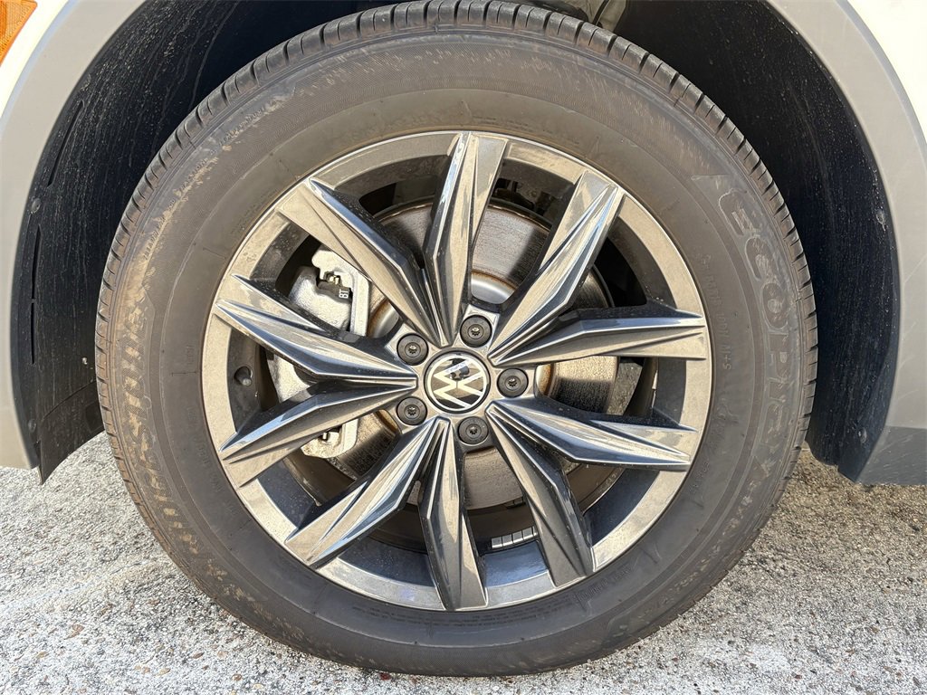 Certified 2024 Volkswagen Tiguan SE image 9