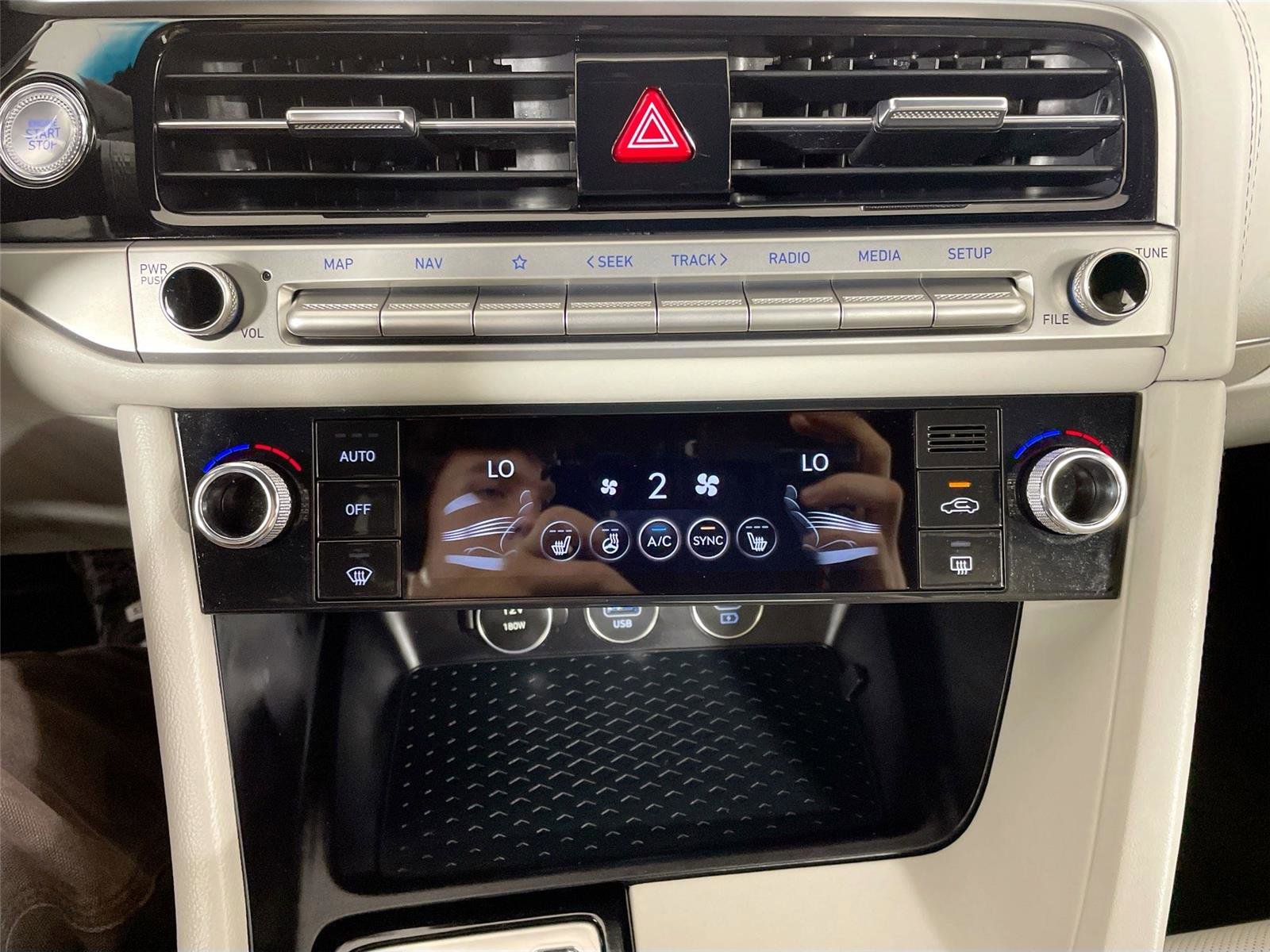 Used 2025 Genesis G70 2.5T image 17