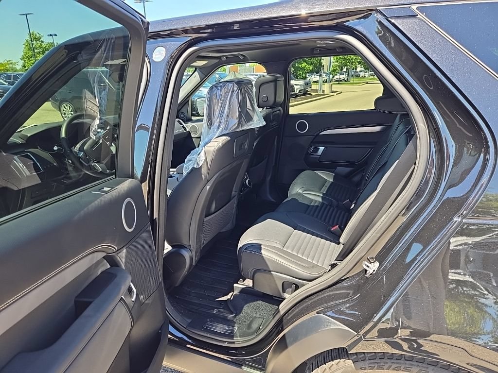 Used 2024 Land Rover Discovery Dynamic SE AWD/4WD image 17
