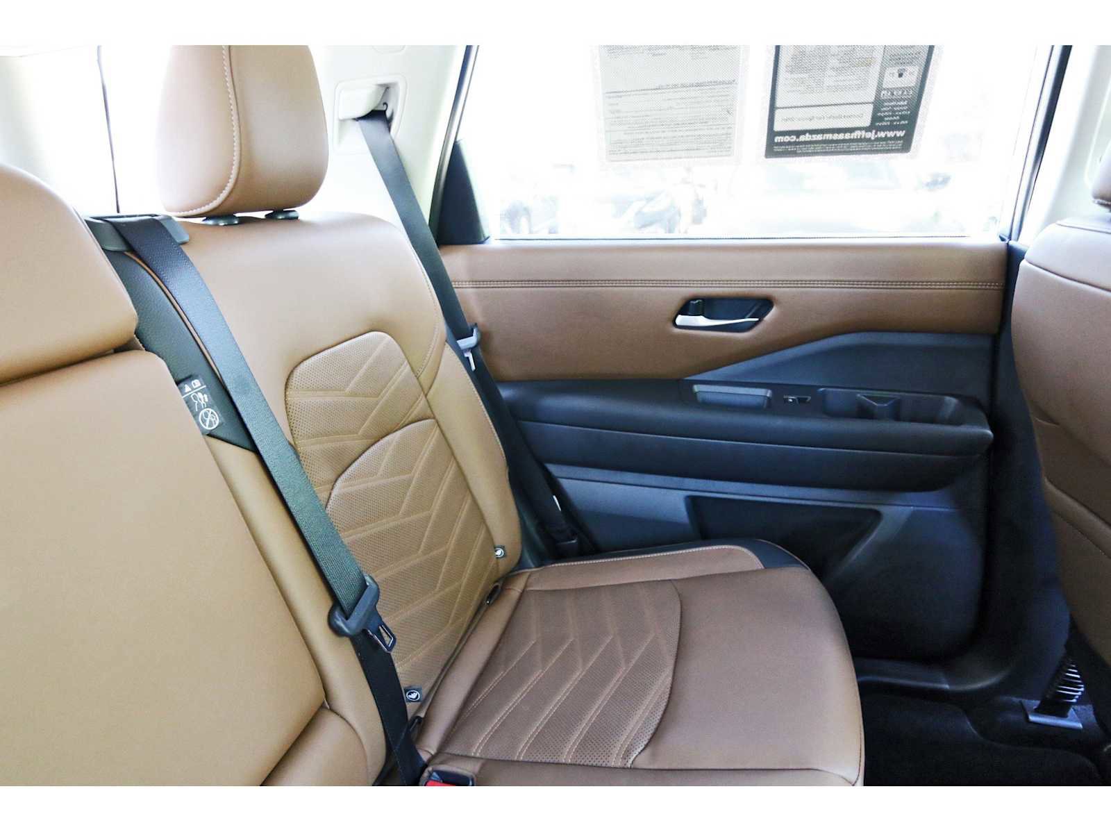 Used 2025 Nissan Pathfinder Platinum w/ Cargo Package image 11