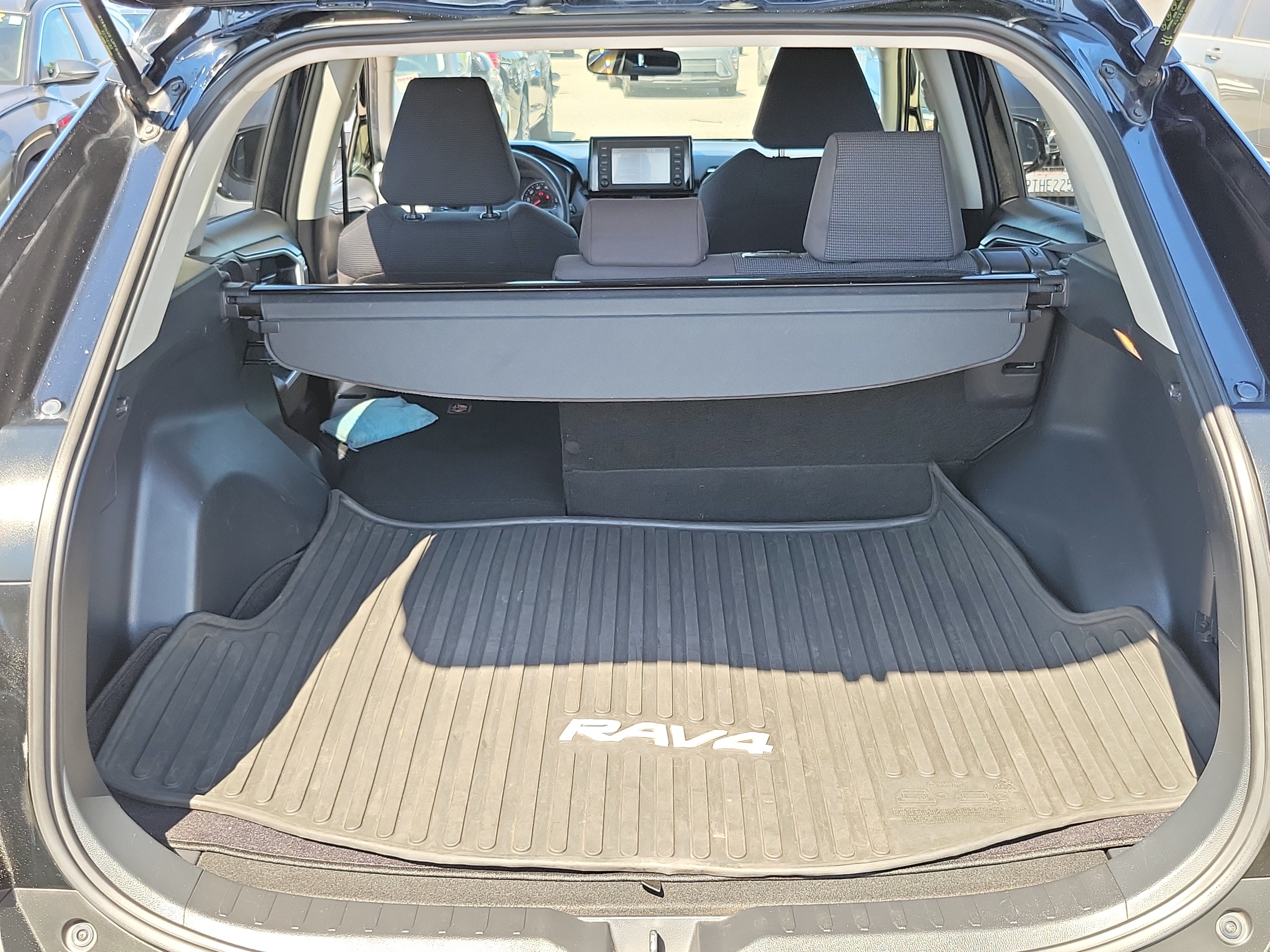Used 2019 Toyota RAV4 LE w/ Carpet Mat Package FWD image 19