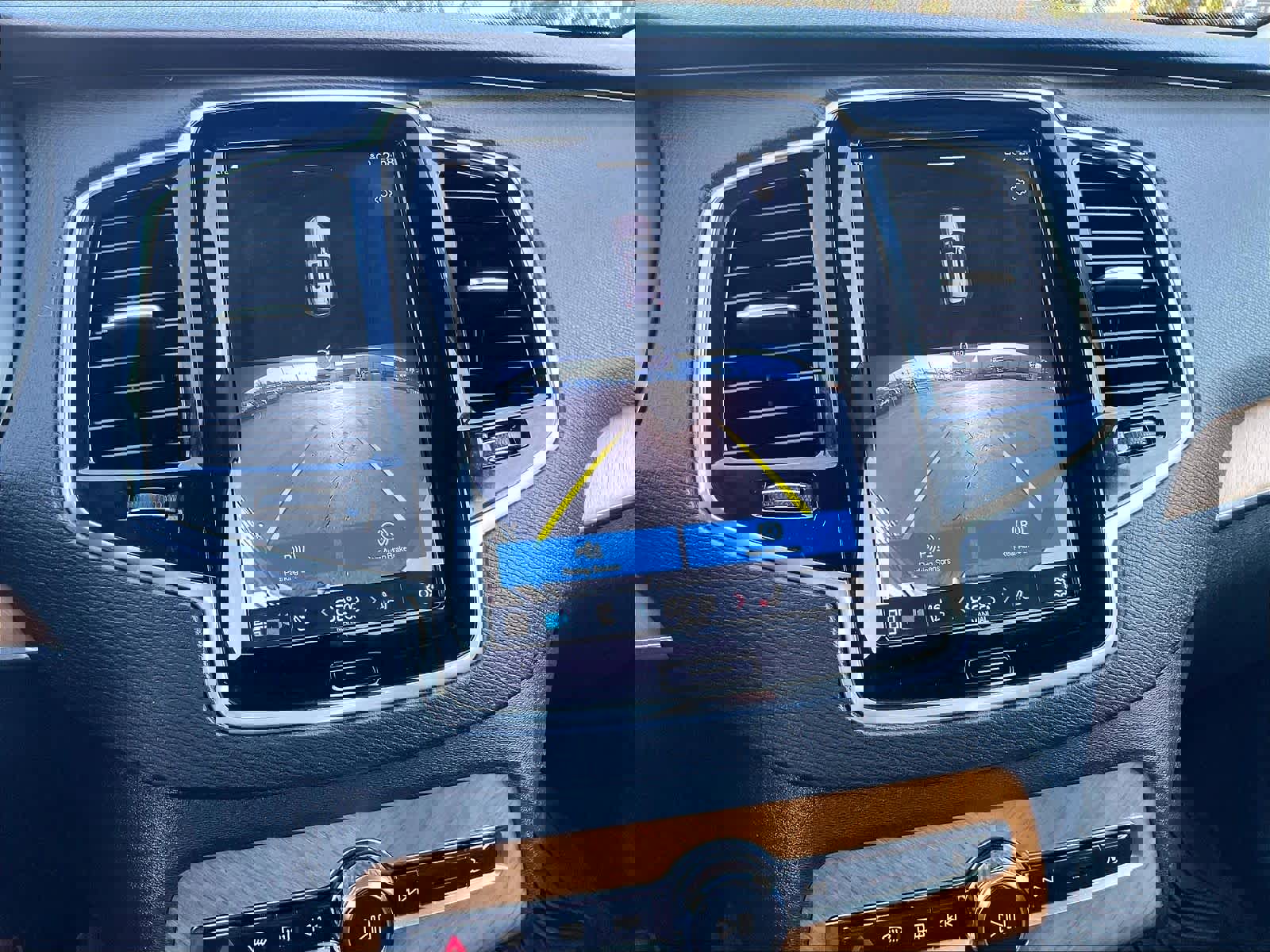 Used 2023 Volvo XC90 T8 Plus image 24