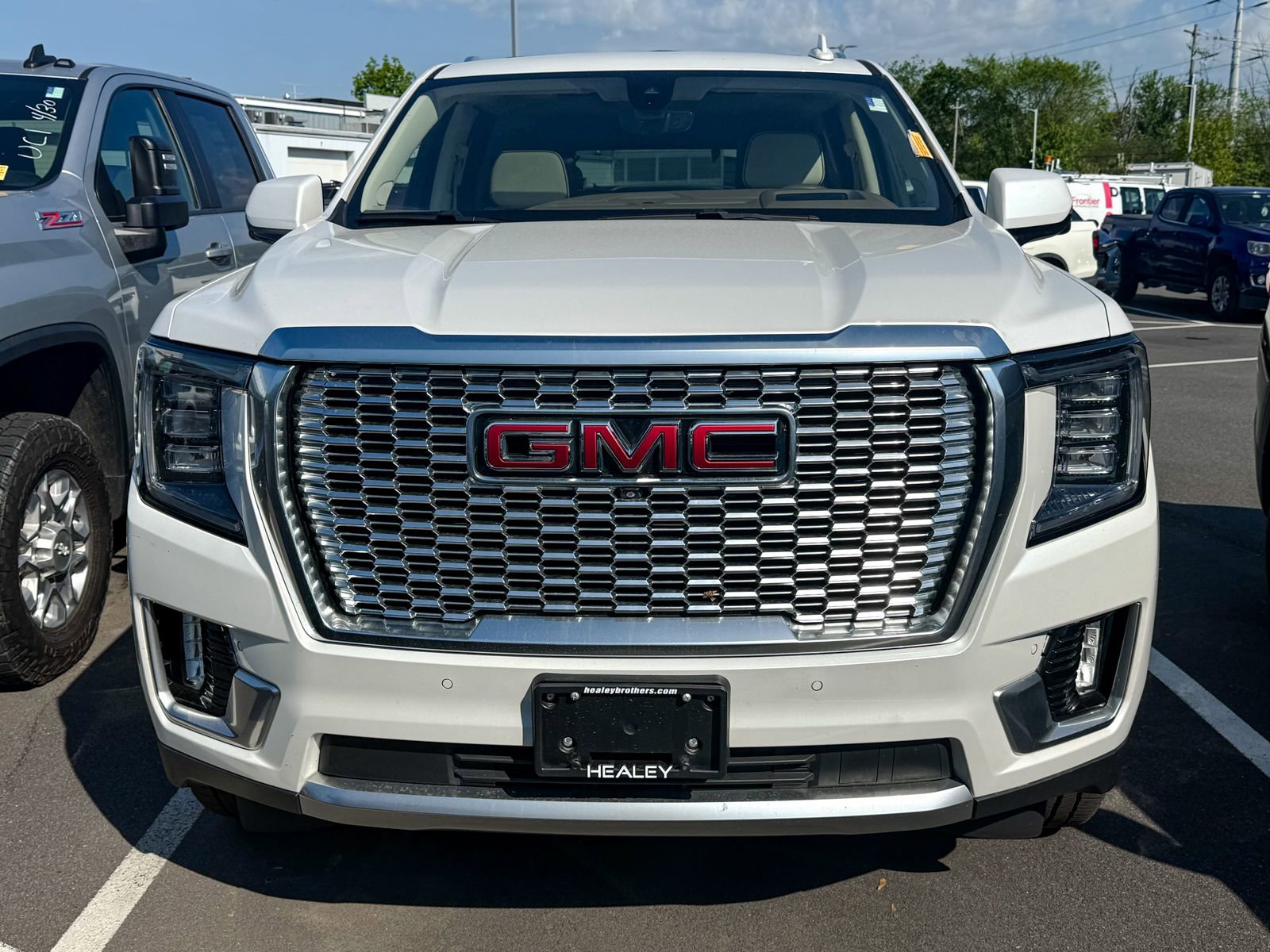 Used 2021 GMC Yukon Denali w/ Denali Premium Package AWD/4WD image 2