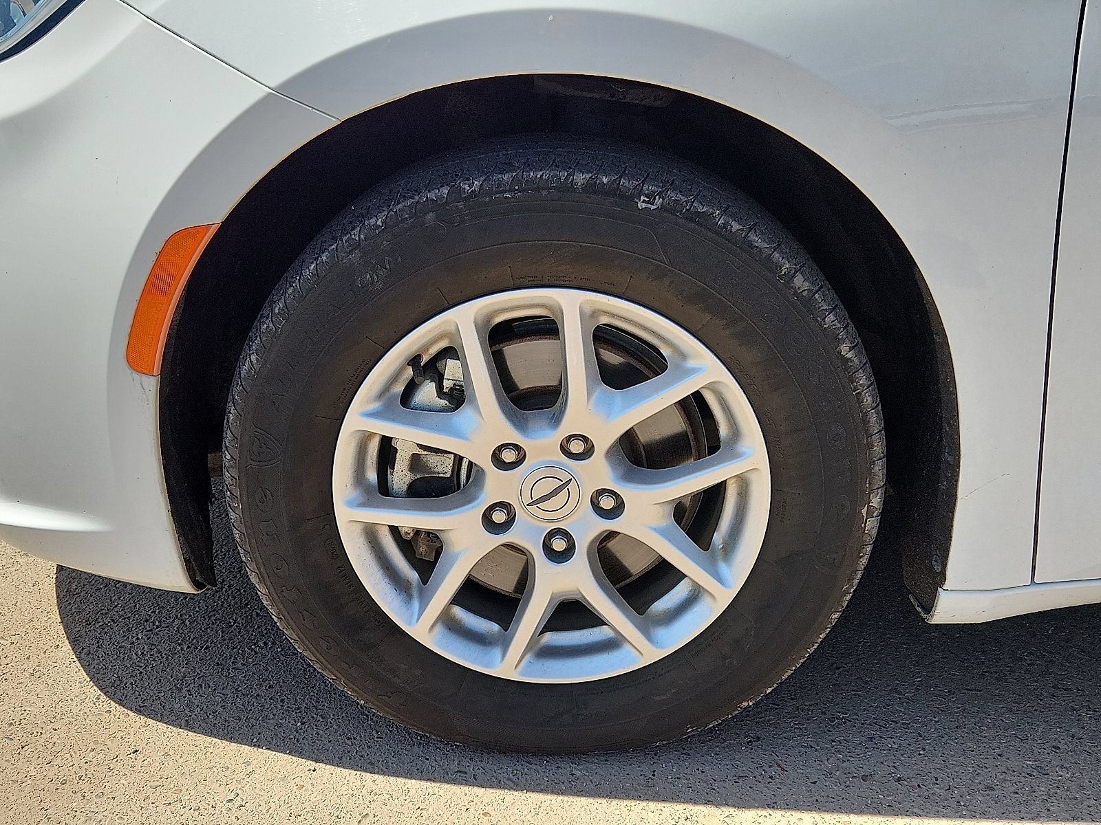 Used 2023 Chrysler Pacifica Touring-L FWD image 6