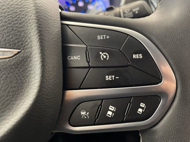 Used 2025 Chrysler Pacifica Select image 41