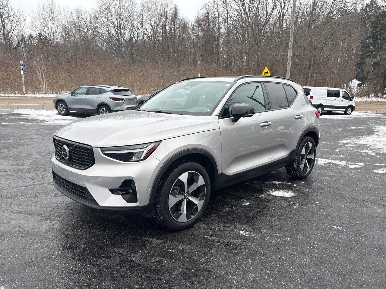 Used 2024 Volvo XC40 B5 Plus image 3