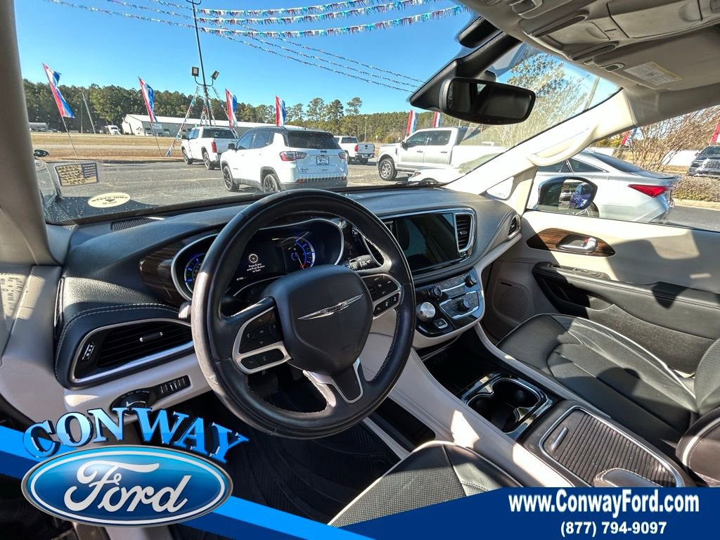 Used 2022 Chrysler Pacifica Limited w/ Uconnect Theater Family Group image 2