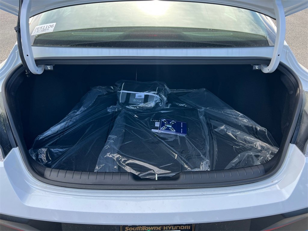 Used 2025 Hyundai Elantra Limited image 18