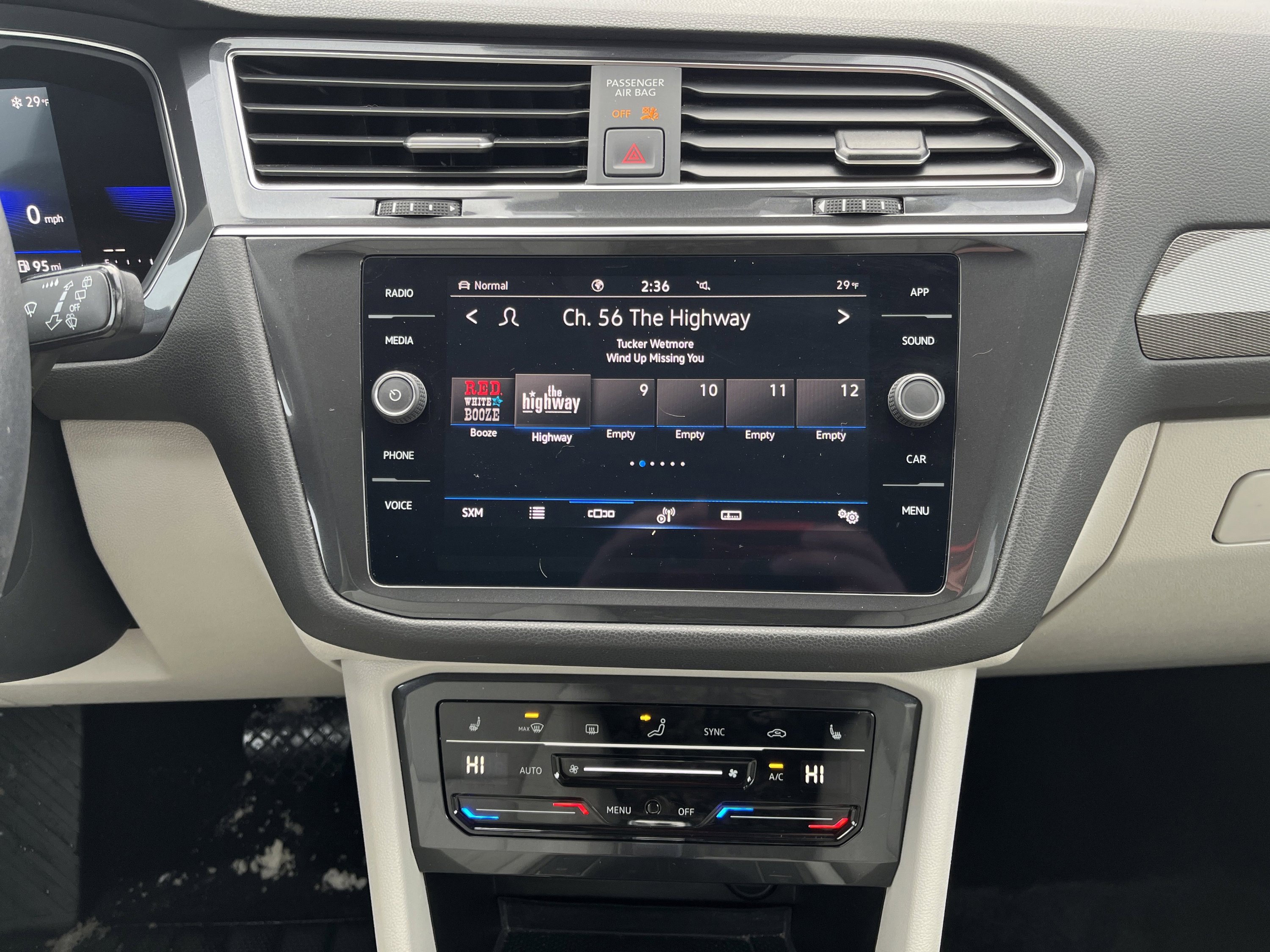 Used 2022 Volkswagen Tiguan SE image 27