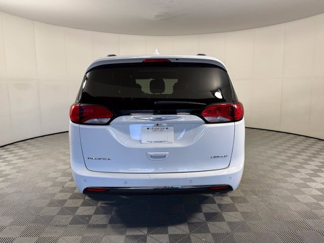 Used 2018 Chrysler Pacifica Limited w/ Tire & Wheel Group FWD image 7