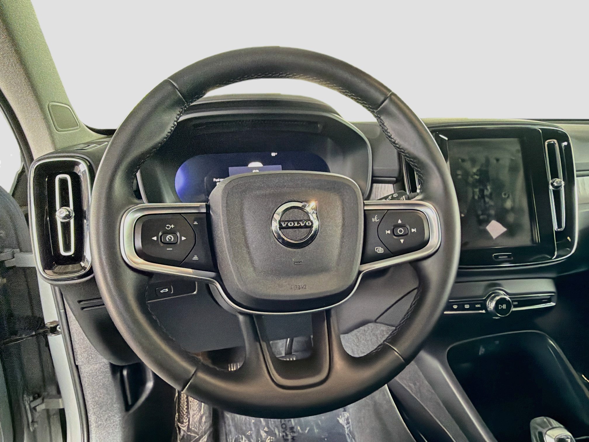 Used 2025 Volvo XC40 B5 Plus AWD/4WD image 17