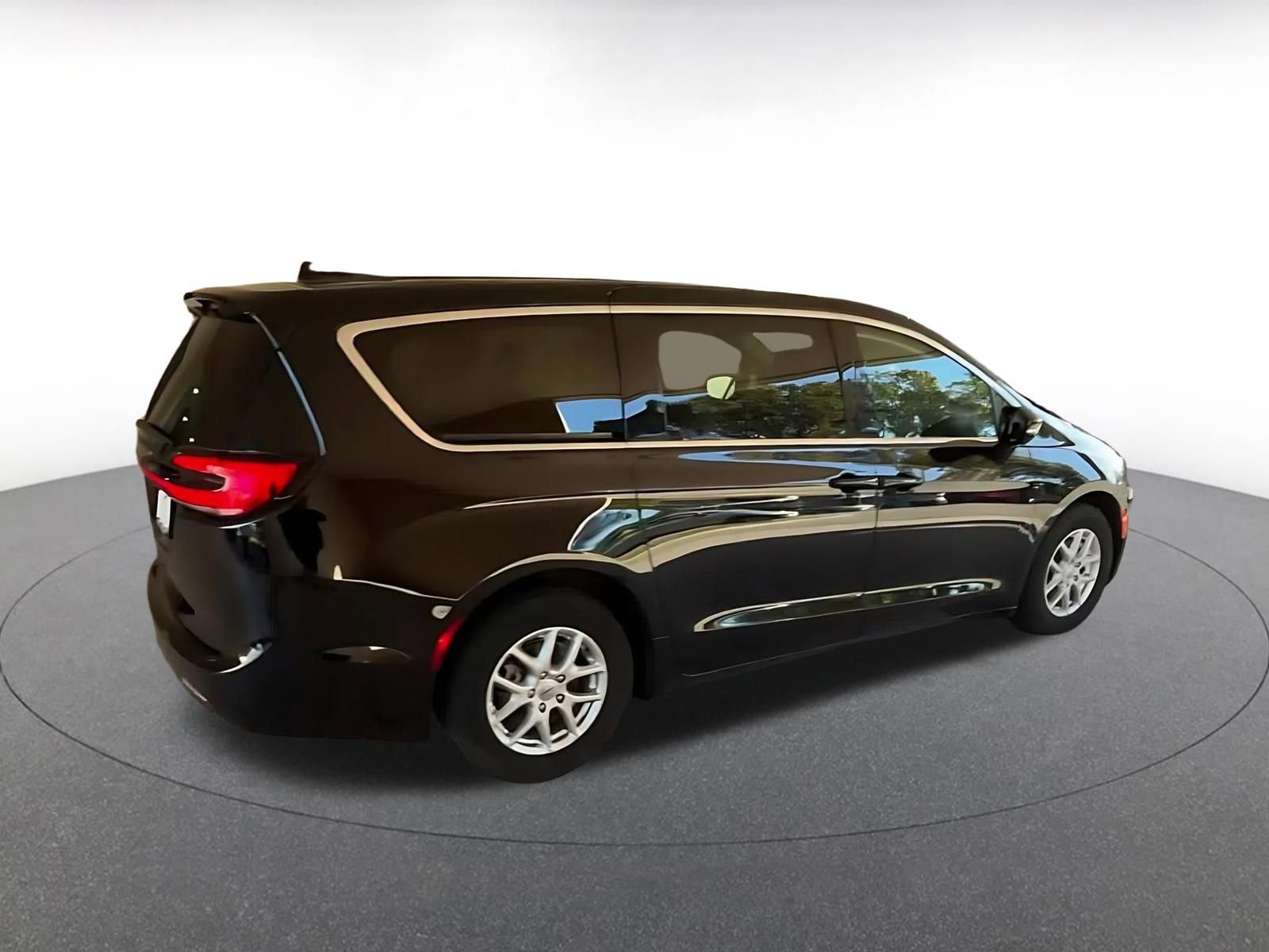 Used 2024 Chrysler Pacifica Touring-L image 14