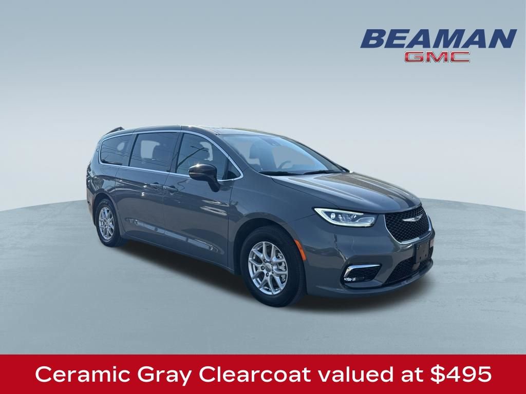 Used 2025 Chrysler Pacifica Select